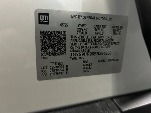 Used 2025 Cadillac Escalade V w/ LPO, ONYX Package image 32