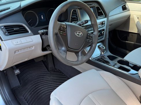 Used 2017 Hyundai Sonata SE w/ Winter Weather Package image 9