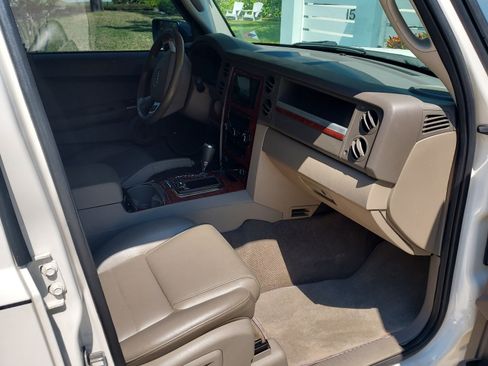 Used 2008 Jeep Commander Sport image 6