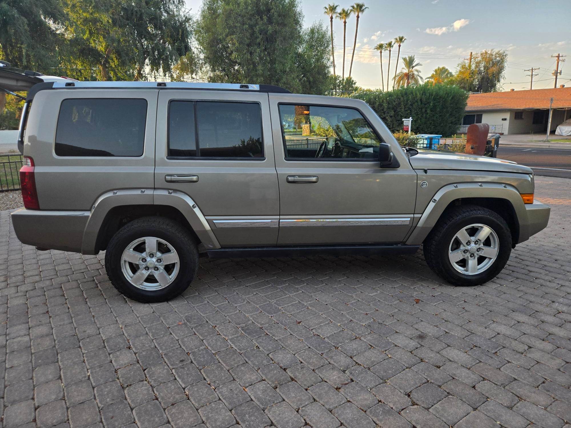 Used 2006 Jeep Commander Limited w/ Trailer Tow Group IV AWD/4WD image 2