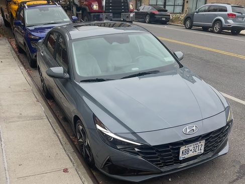 Used 2023 Hyundai Elantra Limited image 4