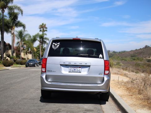 Used 2018 Dodge Grand Caravan SXT FWD image 4