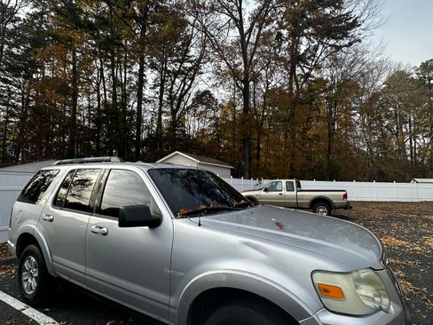 Used 2010 Ford Explorer XLT image 9