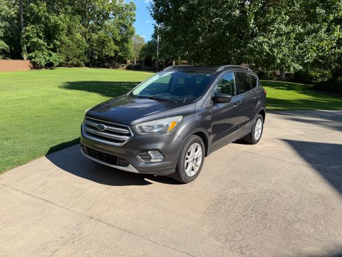 Used 2018 Ford Escape SE FWD image 1