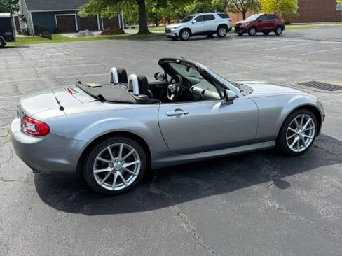 Used 2010 MAZDA MX-5 Miata Touring RWD image 2