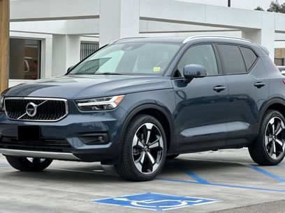 Used 2021 Volvo XC40 T5 Momentum w/ Premium Package