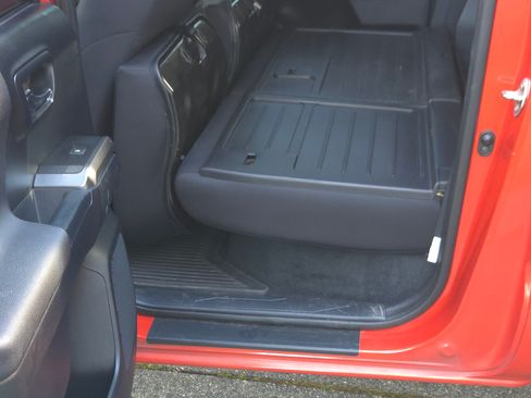 Used 2016 Toyota Tacoma TRD Sport image 12