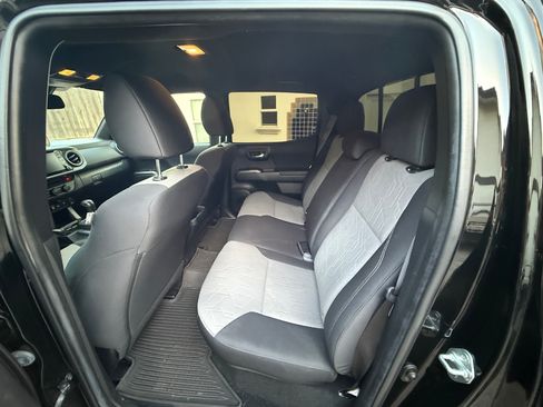 Used 2022 Toyota Tacoma TRD Sport w/ Technology Package image 8