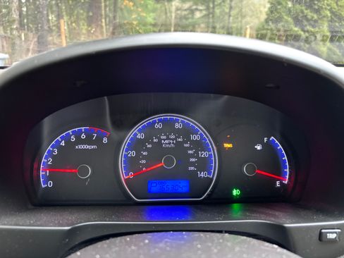 Used 2010 Hyundai Elantra GLS image 9