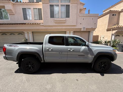 Used 2019 Toyota Tacoma TRD Off-Road w/ TRD Premium Off Road Package image 4