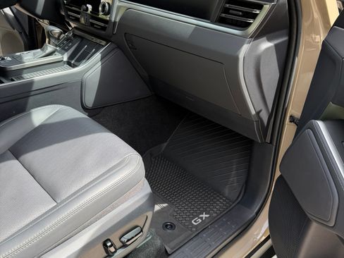 Used 2025 Lexus GX 550 image 9