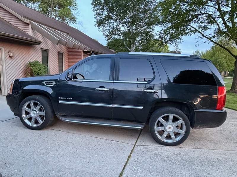 Used 2010 Cadillac Escalade Luxury AWD/4WD image 1