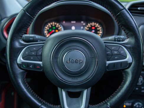 Used 2018 Jeep Renegade Trailhawk image 18