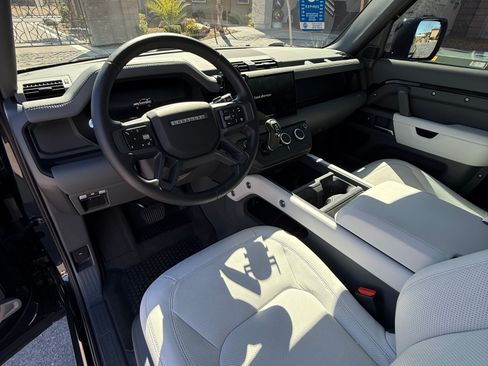 Used 2025 Land Rover Defender 90 X-Dynamic SE image 10
