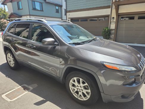 Used 2016 Jeep Cherokee Latitude AWD/4WD image 5