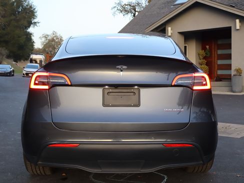 Used 2021 Tesla Model Y Performance image 9