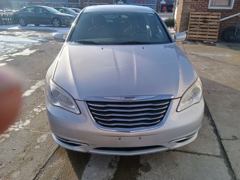 Used 2011 Chrysler 200 Touring image 2