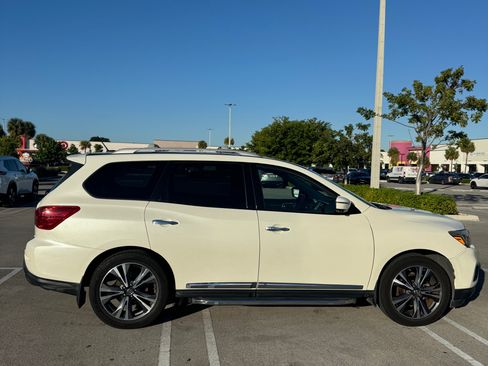 Used 2018 Nissan Pathfinder Platinum image 1