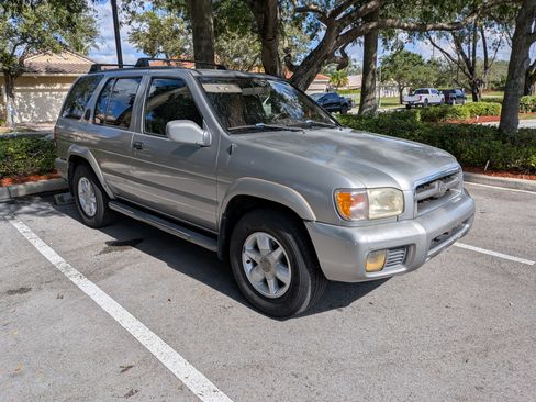 Used 1999 Nissan Pathfinder LE image 2