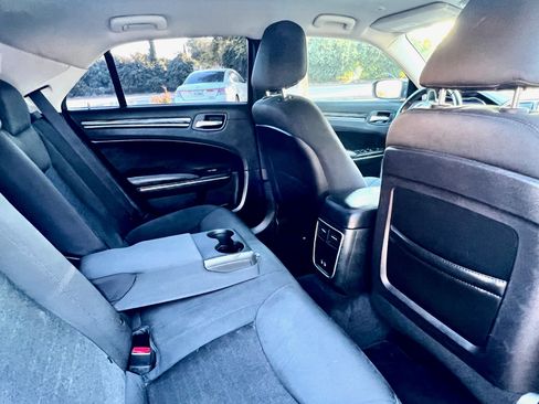 Used 2018 Chrysler 300 Touring w/ Driver Convenience Group image 8