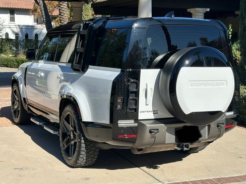 Used 2023 Land Rover Defender 130 X-Dynamic SE image 4