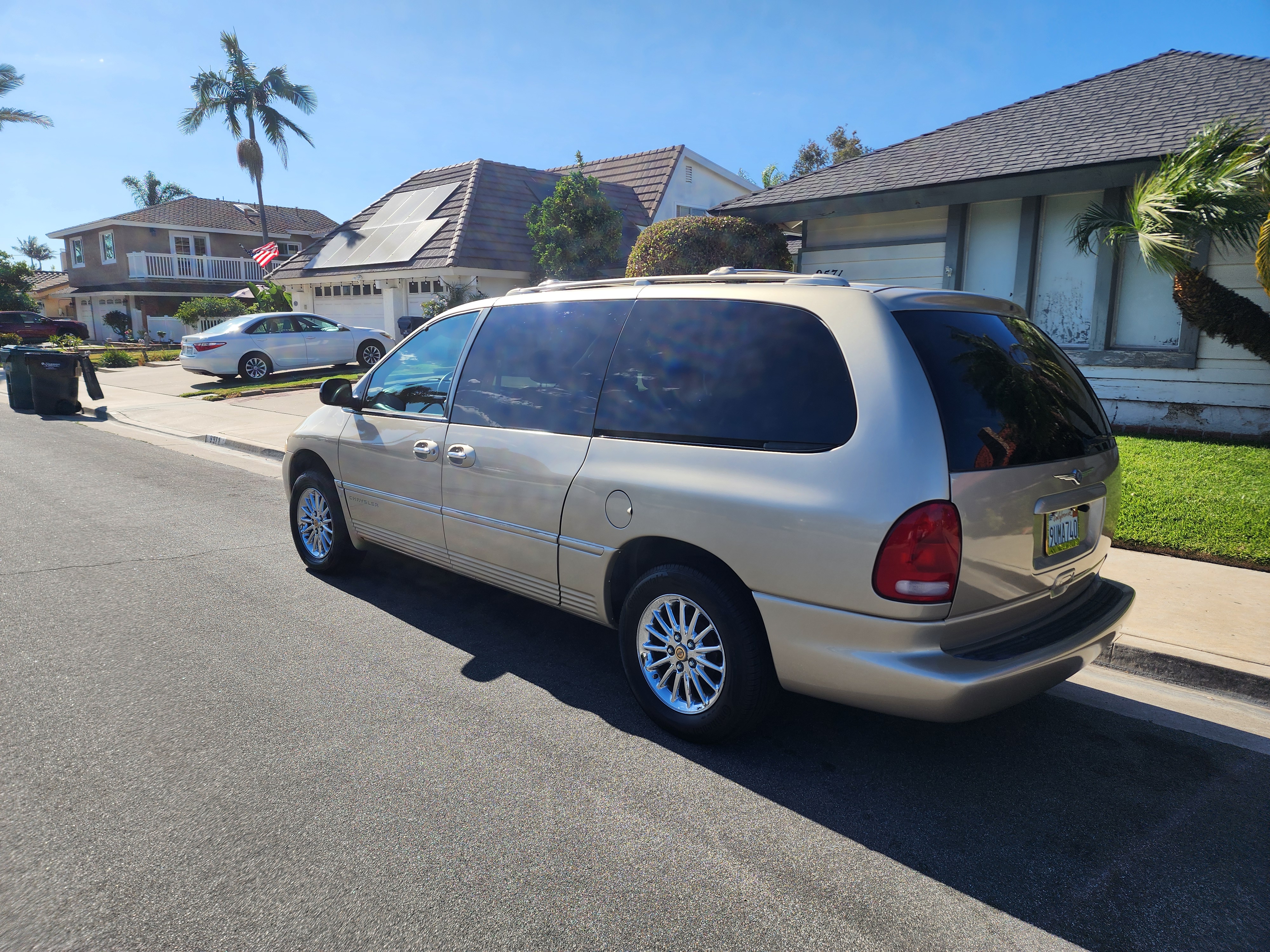 Used 2000 Chrysler Town & Country Limited FWD image 12