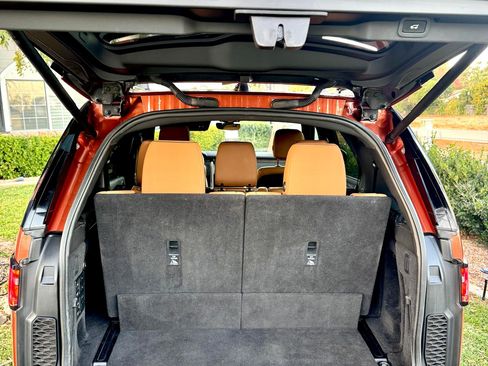 Used 2017 Land Rover Discovery HSE image 19