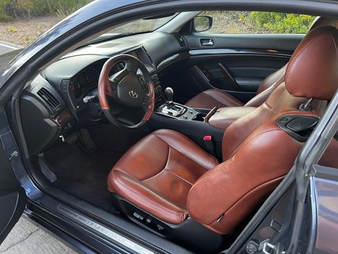 Used 2010 INFINITI G37 Journey w/ Premium Pkg image 12