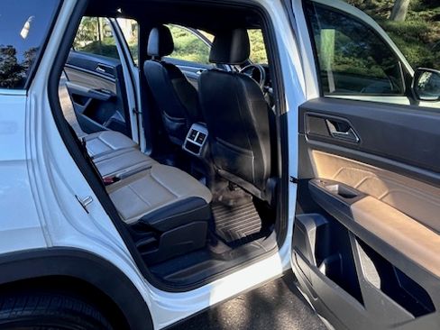 Used 2021 Volkswagen Atlas Cross Sport SE w/ Panoramic Sunroof Package image 25