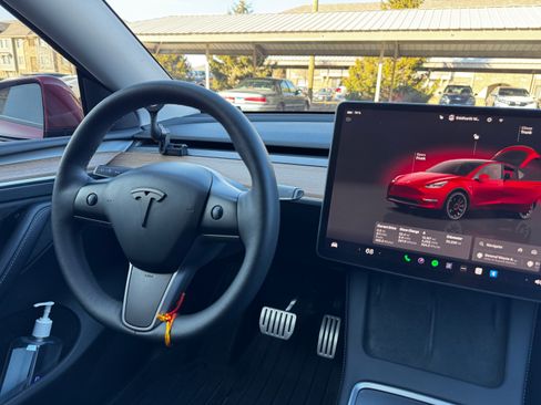 Used 2023 Tesla Model Y Performance image 10