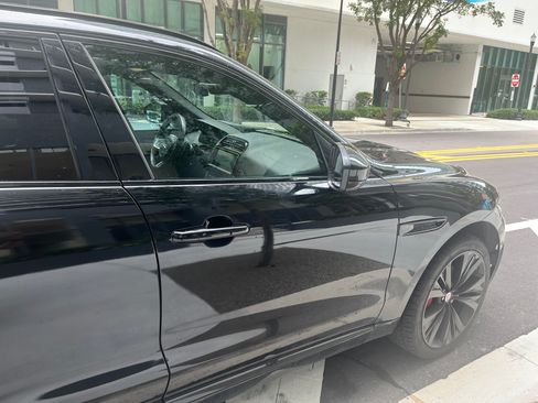 Used 2018 Jaguar F-PACE S image 10