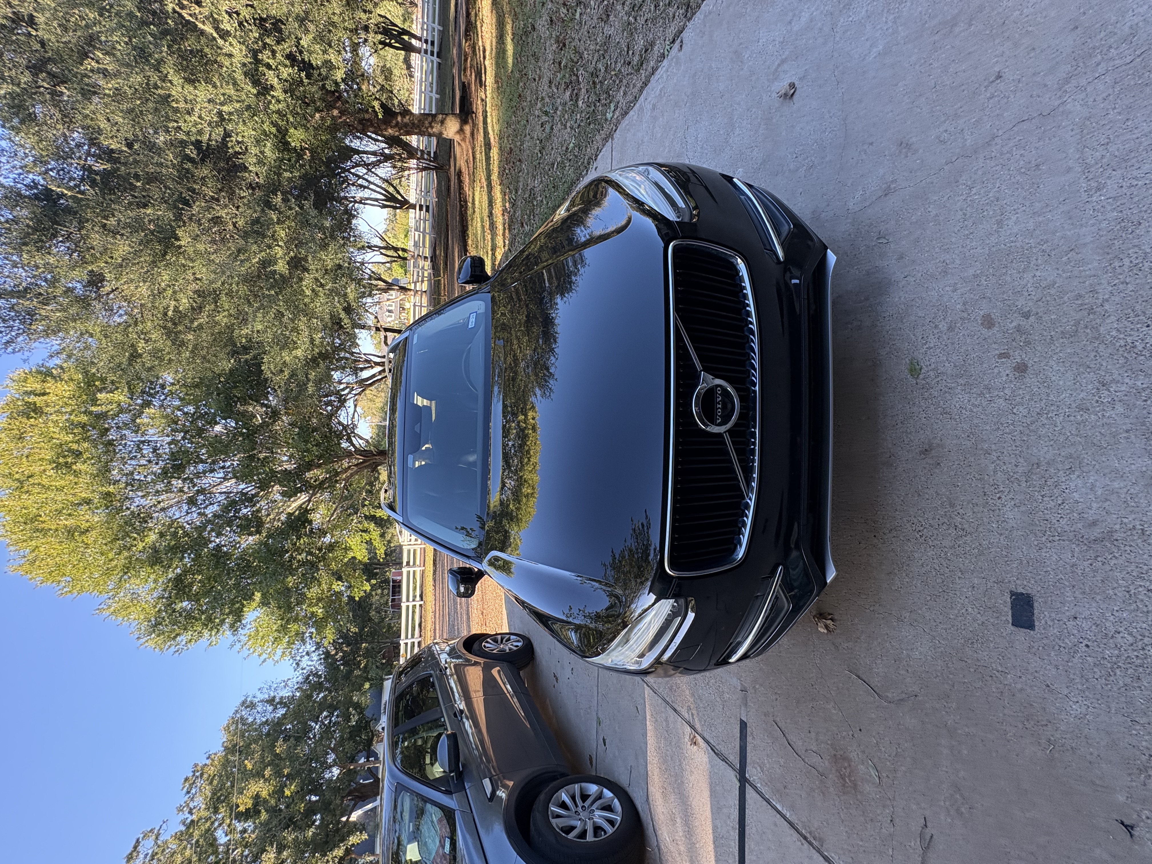Used 2017 Volvo XC90 T6 Momentum w/ Vision Package AWD/4WD image 2