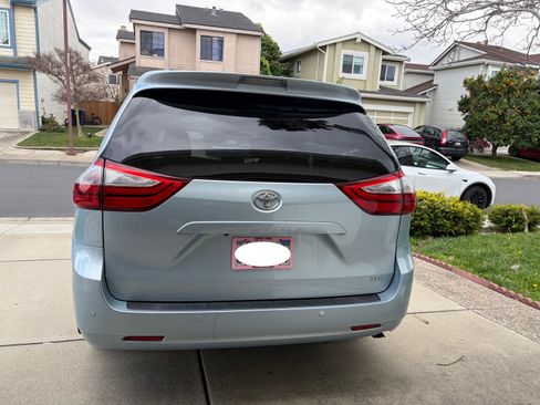 Used 2017 Toyota Sienna XLE w/ XLE Navigation Package image 4