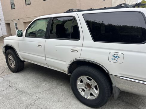 Used 2002 Toyota 4Runner SR5 AWD/4WD image 1