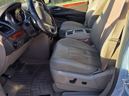 Used 2016 Chrysler Town & Country Touring w/ Driver Convenience Group image 6