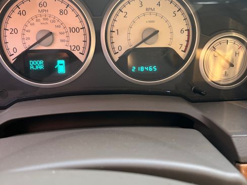 Used 2008 Chrysler Town & Country Limited w/ Entertainment Group #3 image 2