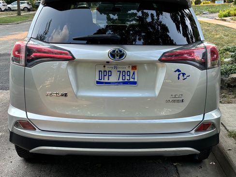 Used 2016 Toyota RAV4 XLE AWD/4WD image 5