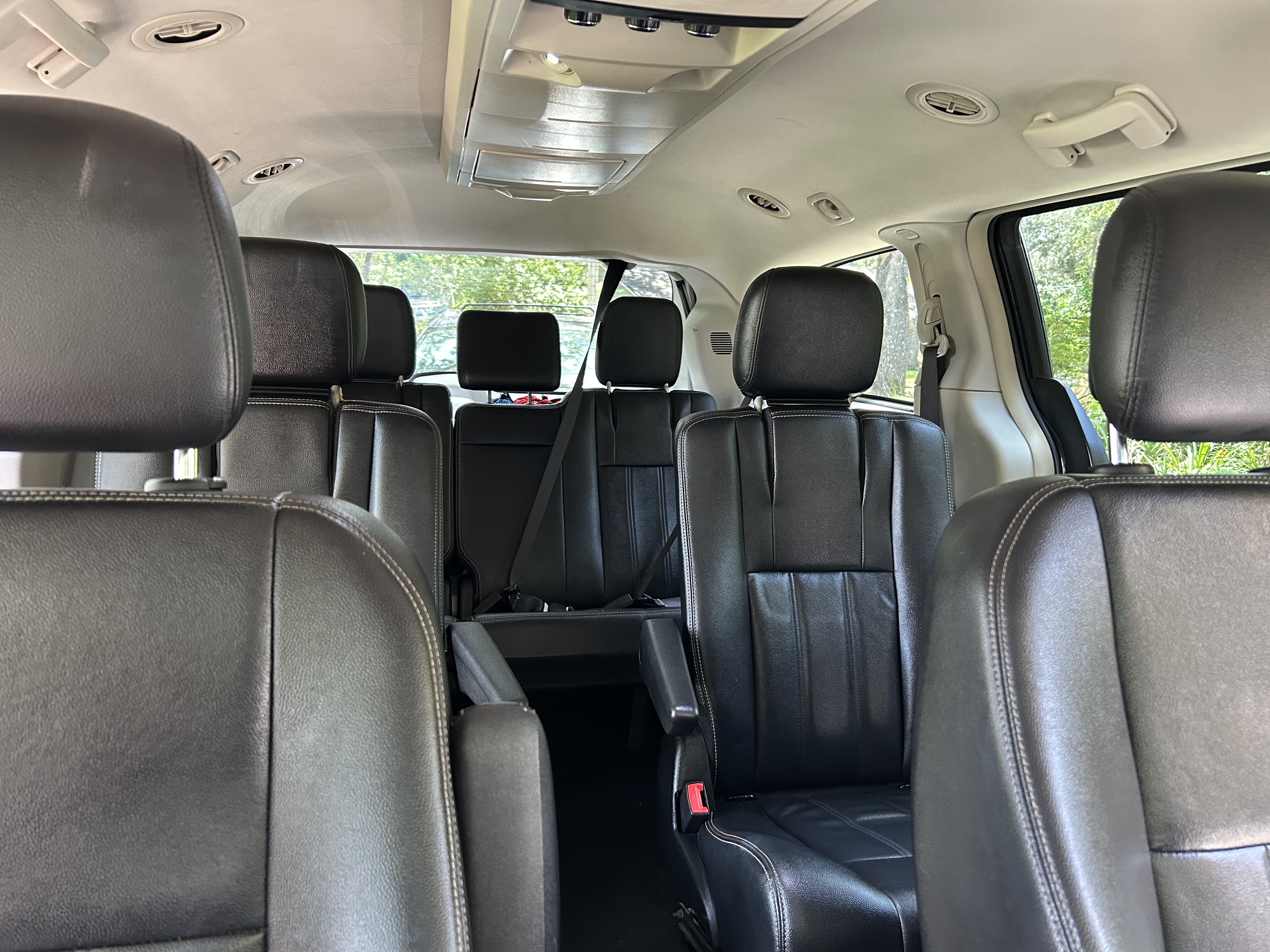 Used 2015 Chrysler Town & Country Touring FWD image 10
