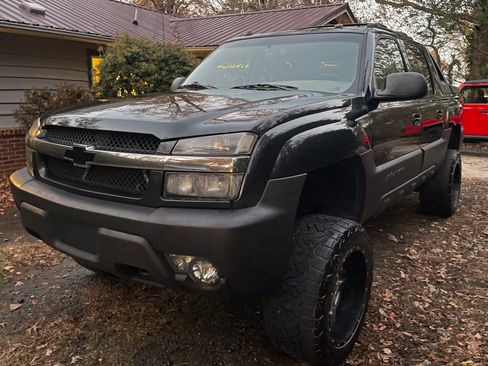 Used 2004 Chevrolet Avalanche Z71 w/ Sun And Sound Package AWD/4WD image 2