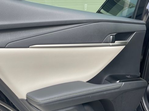 Used 2025 Toyota Camry XLE image 19