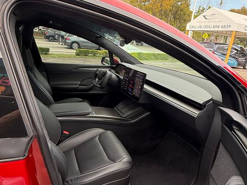 Used 2023 Tesla Model X Plaid image 11