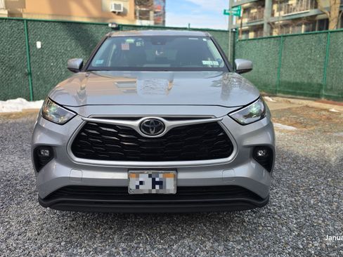 Used 2023 Toyota Highlander LE image 11