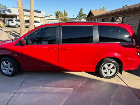 Used 2012 Dodge Grand Caravan SXT image 5