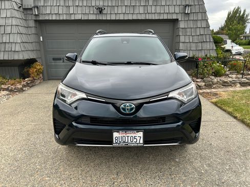 Used 2018 Toyota RAV4 LE AWD/4WD image 10