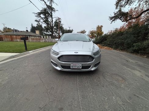 Used 2015 Ford Fusion SE image 4