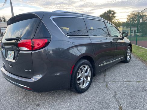 Used 2018 Chrysler Pacifica Limited FWD image 6