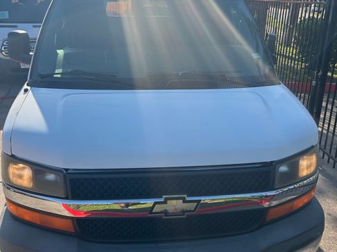 Used 2009 Chevrolet Express 3500 Extended Passenger w/ LT Preferred Equipment Group image 8