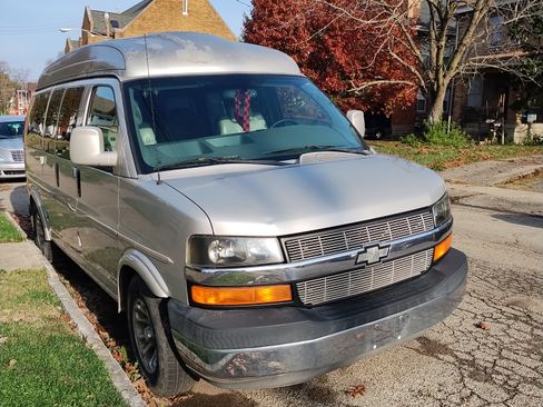 Used 2007 Chevrolet Express 1500 w/ Preferred Equipment Group image 1