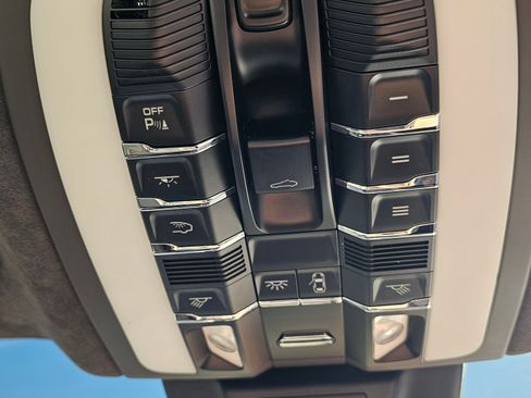 Used 2016 Porsche Macan Turbo image 19