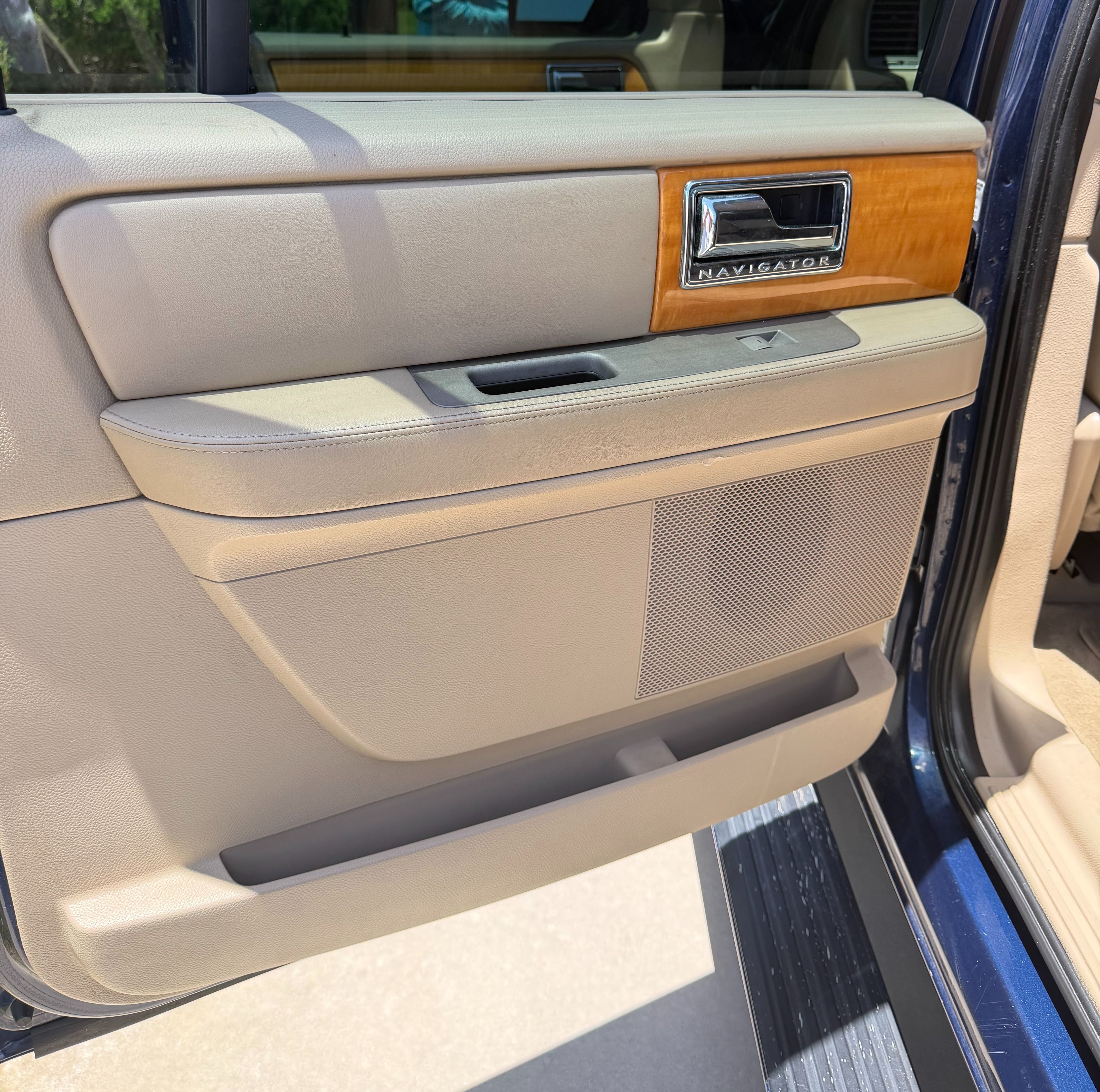 Used 2010 Lincoln Navigator L 4WD image 10